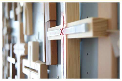 christliche Kreuze an der Wand